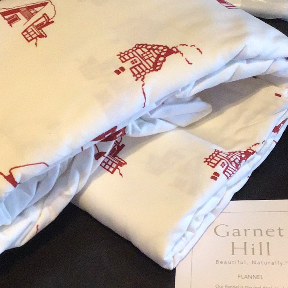 GARNET HILL mini house/cabins, white and red duvet cover, button closure.